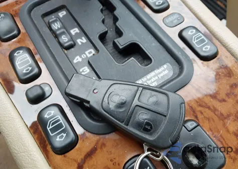 1998 Mercedes-Benz E 320 из США, поврежденный, VIN WDBJF65FXWA612579